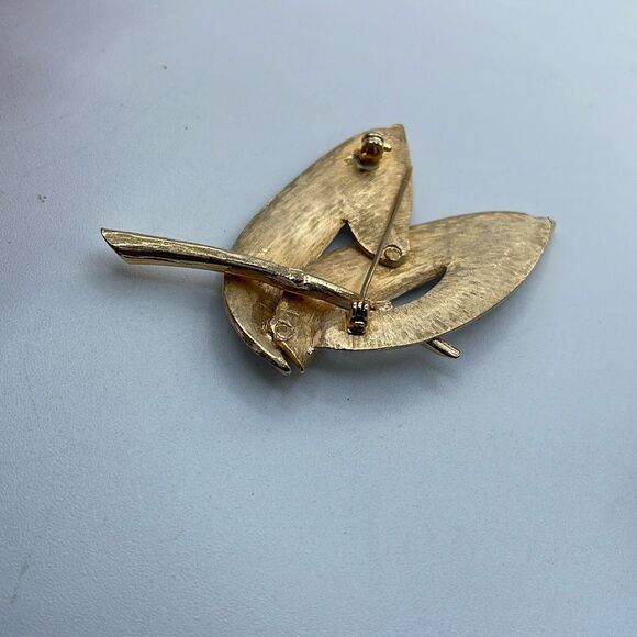 Vintage brushed leaf brooch with white enamel decor - Picture 3 of 6